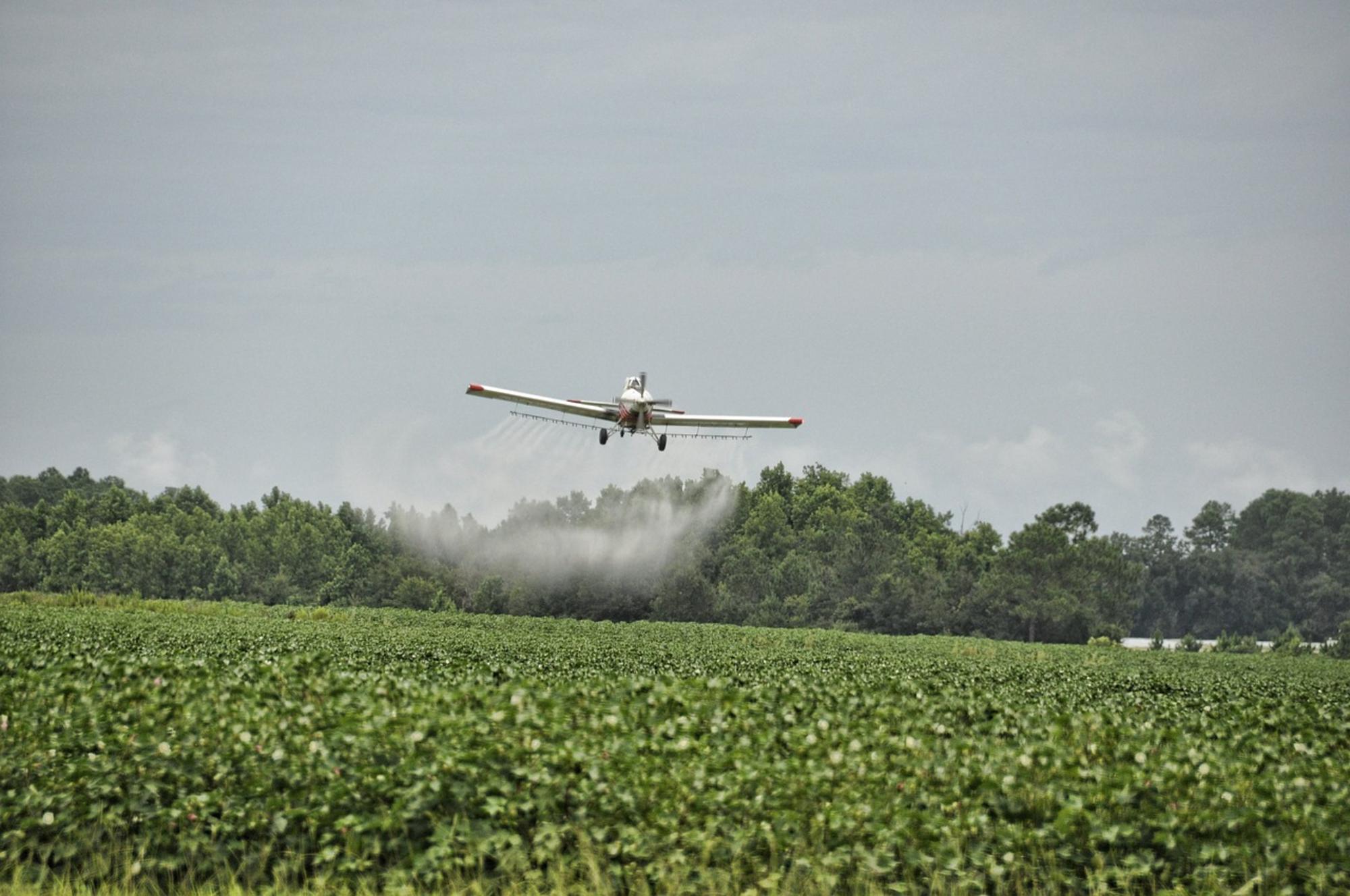 Avión fumigando